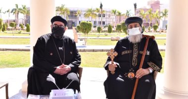البابا تواضروس يبحث أمور الخدمة فى كندا مع كاهن بالكنيسة القبطية
