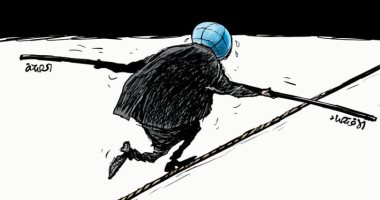 الأرض تعانى من أجل الحفاظ على الصحة والاقتصاد فى ظل أزمة كورونا فى كاريكاتير سعودى
