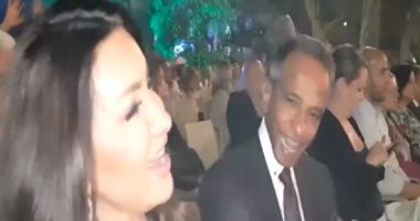"عمرنا ما هننساك".. لطيفة ومحمد الصغير يستمعان لأغنية فرنسية × فيديو نادر