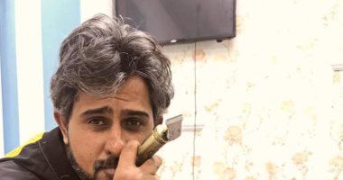 مصفف شعر عراقى يرسم "نصير شمة" على رأس زبون.. اعرف تعليق الفنان.. صور