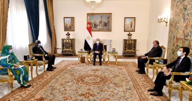 الرئيس يبحث القضايا الأفريقية وسد النهضة مع رئيس مفوضية الاتحاد الأفريقى.. ويؤكد: مصر لم ولن تدخر جهدا تجاه دعم أشقائها الأفارقة ودائما يدها ممدودة للتعاون.. و موسى فقيه يشيد بقصة نجاح مصر الملهمة بقيادة السيسى