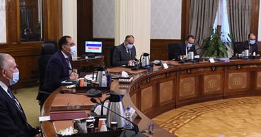 رئيس الوزراء يستعرض دراسة للحفاظ على المياه غير المتجددة والاستفادة منها