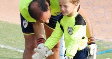 نادر السيد فى صورة نادرة مع ابنه أحمد بعد توقيعه للزمالك: أول خطواتك للحلم كبير