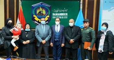 محافظ البحيرة ورئيس جامعة دمنهور يكرمان أسرة الشهيد أحمد بهجت مناع