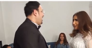 رقص وضحك وغنا.. أكرم حسنى ومى عمر فى كواليس مسلسل "لؤلؤ"