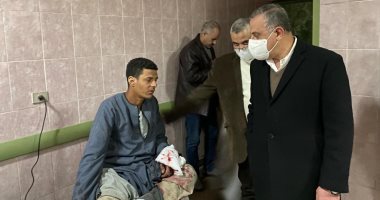 محافظ سوهاج يتفقد مصابى حادث انقلاب سيارة ميكروباص بالشيخ يوسف بالمراغة