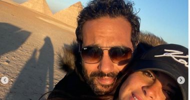كريم فهمى وزوجته فى رحلة بالأهرامات.. وأحمد فهمى مازحا: "كل عيش".. صور