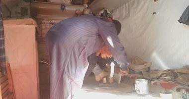 مهنة لا يعمل بها إلا 3 صنايعية ومن يموت يتم إغلاق محله.. عم عبد التواب أقدم مكوجى رجل بالمنيا: المهنة أوشكت على الإنقراض.. ونعمل فى موسم الشتاء لأصحاب المزاج فقط.. وكانت للبهوات والبشوات ونعافر للإبقاء عليها