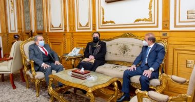 وزيرا الإنتاج الحربى والصناعة يشهدان توقيع اتفاقية تصنيع الأوتوبيسات الكهربائية