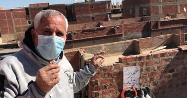 مسن يرفع لافتة "لا للتنمر" طالبا العمل فى طنطا.. أحمد: عندى 66 سنة ومفيش حد راضى يشغلنى فقررت الوقوف على الأرصفة.. وتعرضت للتنمر 3 مرات.. ويطالب بتوفير معاش .. والتضامن الاجتماعى تستجيب له.. فيديو وصور