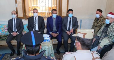 محافظ سوهاج يؤدى واجب العزاء لأسرة الشهيد جابر عبد الفتاح بجرجا.. صور