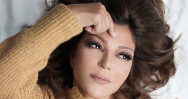 الديفا سميرة سعيد بـ"بلوفر ذهبى" فى فوتوسيشن جديد من تصوير "بحب معاك"