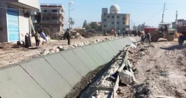 تبطين ترعة الجزيرة السفلى بطول 16 كيلو متر بديرب نجم الشرقية.. صور