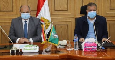 محافظ المنوفية يناقش معوقات الرصف بعدد من الطرق المحلية