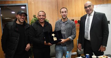 خالد صلاح يكرم فراعنة اليد بعد الأداء المبهر فى مونديال مصر 2021.. صور