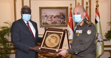 وزير الدفاع يلتقى برئيس مفوضية الإتحاد الأفريقى لبحث علاقات التعاون المشترك