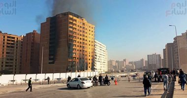 استمرار حريق عقار فيصل لليوم الثالث يهدد بانهيار المبنى.. صور
