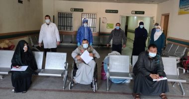 تعافى وخروج 3 حالات من مصابى كورونا بمستشفى قفط التعليمى فى قنا