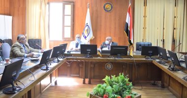 رئيس جامعة بنى سويف يناقش تحديد البرامج المقترحة الخاصة بالجامعة الأهلية