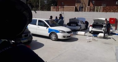 الأهالى يتوافدون على تحويل سياراتهم للغاز الطبيعى بالأقصر.. صور