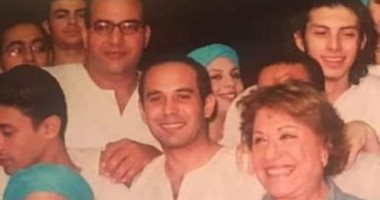 سميحة أيوب مع بيومى فؤاد وكريم الحسينى فى صورة نادرة من 17 سنة