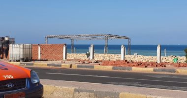 أهالى بالغردقة يطالبون بوقف بناء سور يحجب رؤية البحر.. ورئيس المدينة يرد