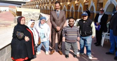 محافظ الإسكندرية يسلم "الأقزام" كابينة بالمجان على شاطئ ستانلى.. صور