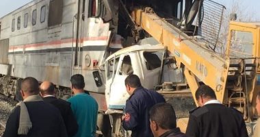 السكة الحديد تعلن وفاة 3 فى تصادم قطار بسيارة نقل اقتحمت مزلقان بأسيوط
