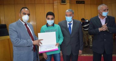 محافظ المنيا يكرم الفائزين فى المسابقة الدينية لإذاعة شمال الصعيد.. صور