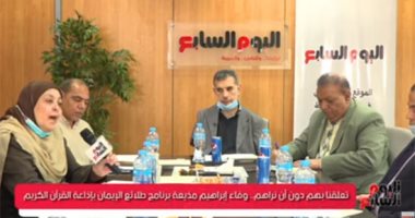 مدير إدارة المذيعين بإذاعة القرآن الكريم يقدم ارتجالا لتقديم سهرة على الهواء.. فيديو