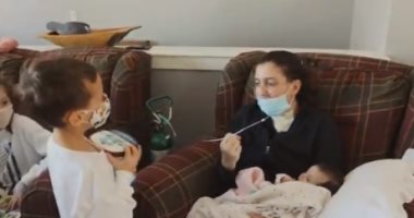  أم أمريكية تحتضن رضيعتها لأول مرة بعد 3 أشهر من الولادة بسبب كورونا 