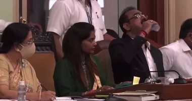 مسئول هندى يشرب معقم يدين بدلا من المياه بالخطأ فى اجتماع عام.. فيديو