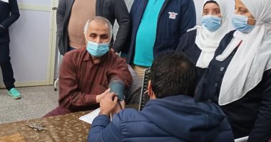 تطعيم الأطقم الطبية بمستشفيات صدر وحميات المنصور بلقاح كورونا 