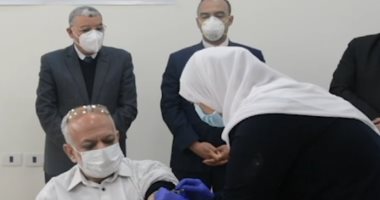 محافظ المنيا يشهد تطعيم الأطقم الطبية بلقاح كورونا بمستشفى الصدر.. صور