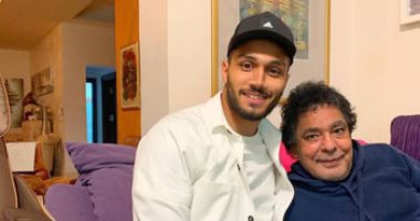 عمر صلاح حارس الزمالك السابق مع الكينج محمد منير: "ملك كل العصور".. صورة