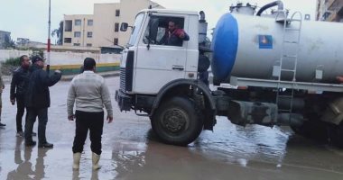 انتشار فرق وأطقم الأزمات بشوارع البحيرة لرفع مياه الأمطار.. صور
