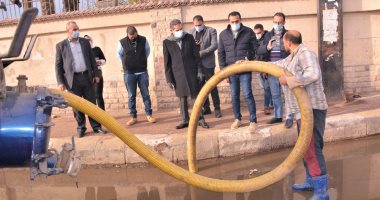 محافظ الغربية يتفقد شوارع مدينة طنطا أثناء هطول الأمطار.. صور