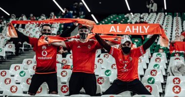 جماهير الأهلي تلتزم بـ"الكمامات" في مدرجات ستاد المدينة التعليمية بالدوحة.. صور