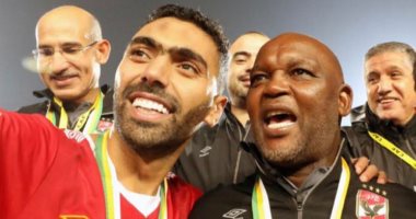 رقص أفشة وسعد سمير على أنغام طاهر محمد طاهر عقب فوز الأهلى على الدحيل.. فيديو