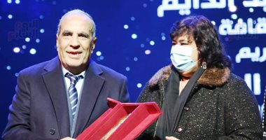 وزيرة الثقافة تهدى درع التكريم للموسيقار فاروق الشرنوبى.. صور