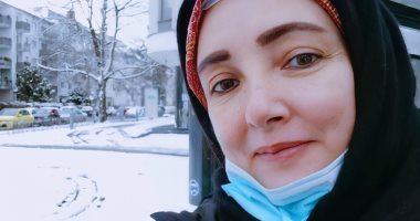شاهد إطلالة جديدة للفنانة عايدة الأيوبى بالكمامة وسط الثلوج