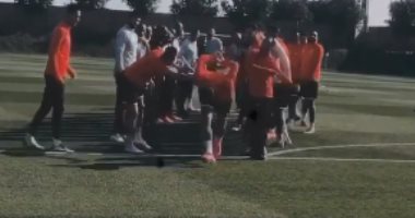 علقة سخنة يا جميل.. شاهد كيف احتفل لاعبو الأهلى بعيد ميلاد محمد شريف؟
