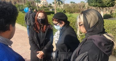 انتهاء صلاة الجنازة على عزت العلايلى ودفن الجثمان فى مقابر العائلة 