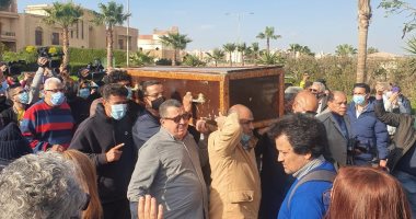 وصول جثمان عزت العلايلى لمسجد المروة لصلاة الجنازة بمرافقة نجله محمود 