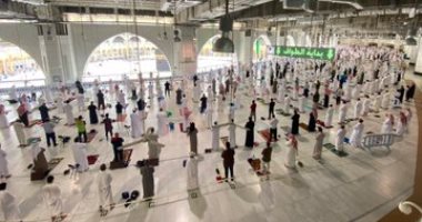 10 صور لتطبيق إجراءات الوقاية بين المصلين خلال صلاة الجمعة بالمسجد الحرام 