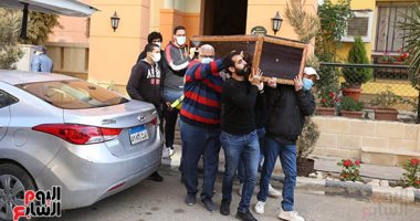 أشرف زكى وإلهام شاهين ولبلبة ونجوم الفن يودعون عزت العلايلى إلى مثواه الأخير