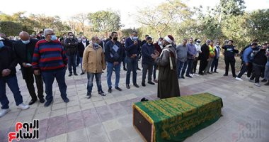 إيناس عبد الدايم وأشرف ذكى ورشوان توفيق فى جنازة عزت العلايلى 
