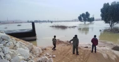 صور.. أهالى سيناء يستقبلون السيول بالأفراح والتقاط الصور التذكارية