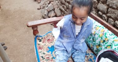 طفلة معجزة بدون يدين ولا قدمين.. وعوضها ربنا بالموهبة والعزيمة "فيديو لايف"