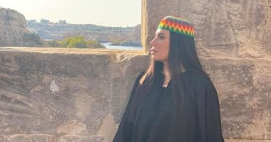 عبير صبرى تتنزه فى معابد أسوان بـ"طاقية بكار".. صور